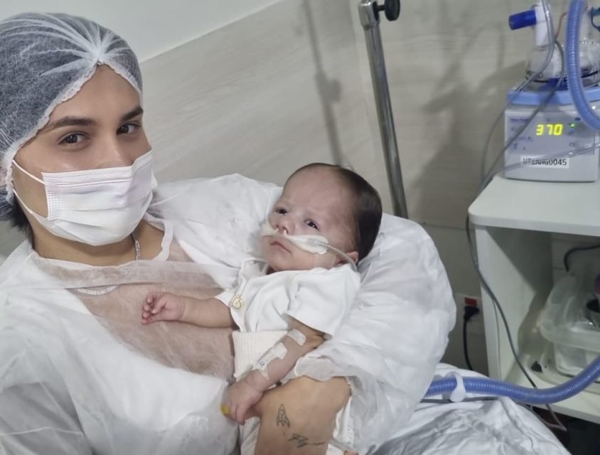 Ingra Soares, mulher de Zé Vaqueiro, posa com o filho caçula, Arthur, ainda no hospital - Metrópoles