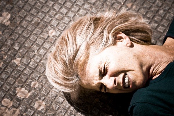 Mulher loira deitada no chão - Metrópoles