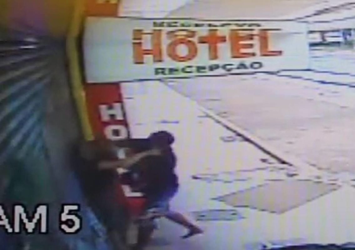 Frame de vídeo mostra momento em que jovem é abordado