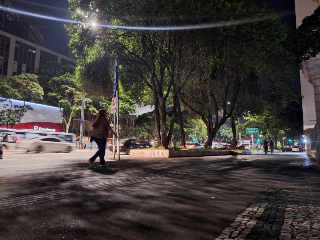 Imagem mostra avenida em período noturno - Metrópoles