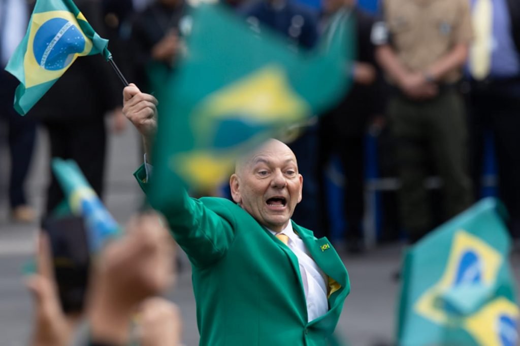 Luciano Hang com a bandeira do Brasil durante o desfile do 7 de setembro