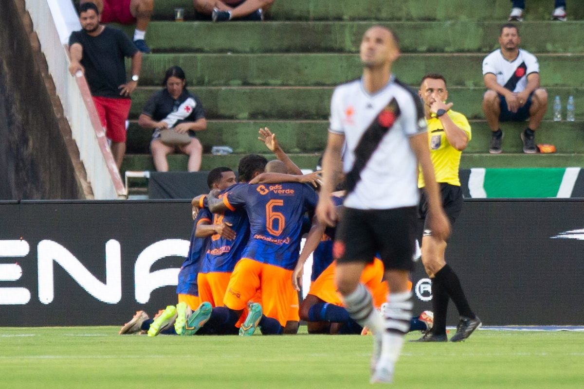 Jogadores comemoram o gol do Nova Iguaçu no final do segundo tempo. Carlinhos camisa 9 abriu o placar, Nova Iguaçu 1 x 0 Vasco - Metrópoles