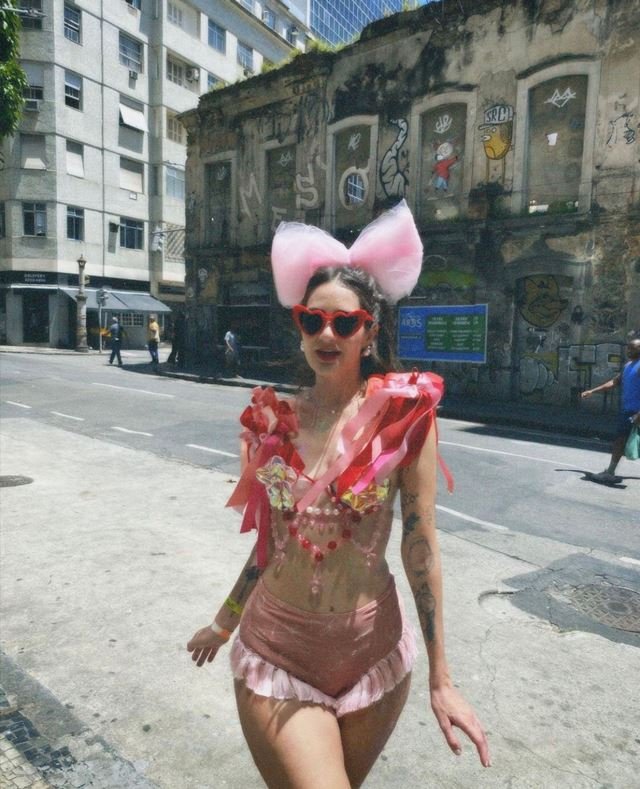 Na imagem com cor, DJ brasiliense posa durante festas de Carnaval - Metrópoles