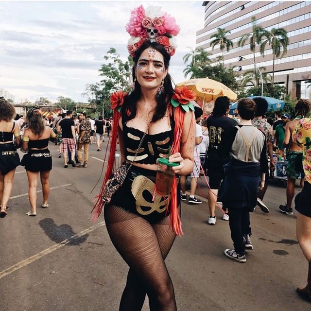 Na imagem com cor, DJ brasiliense posa durante festas de Carnaval - Metrópoles