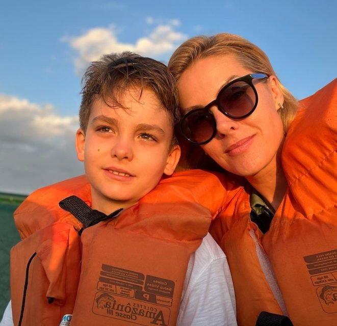 Ana Hickmann e o filho, Alezinho. Eles usam colete salva-vidas e estão em um rio - Metrópoles