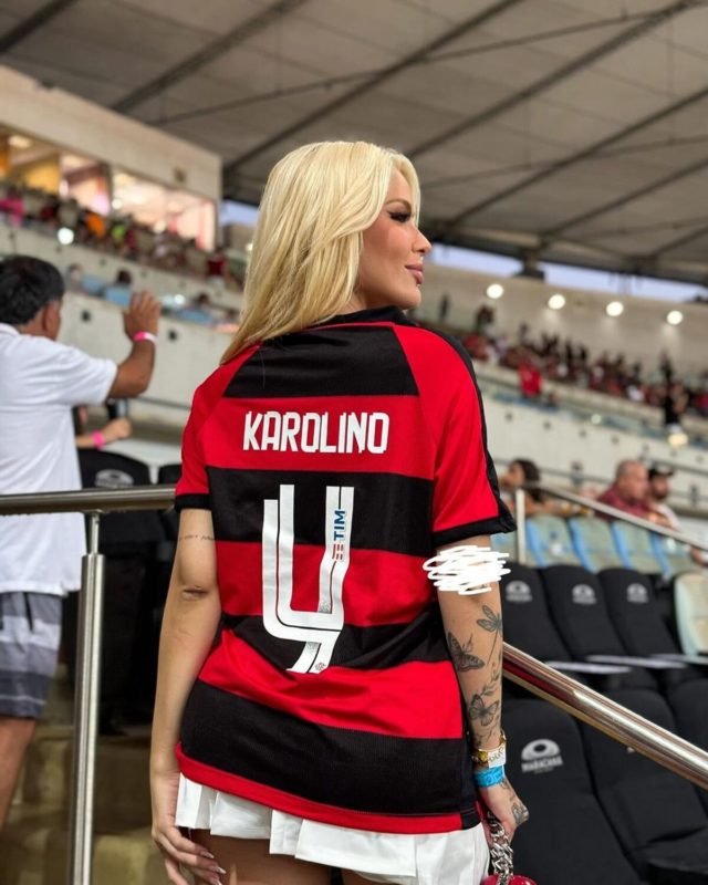 Karoline Lima posa no Maracanã durante o jogo de Léo Pereira pelo Flamengo - Metrópoles