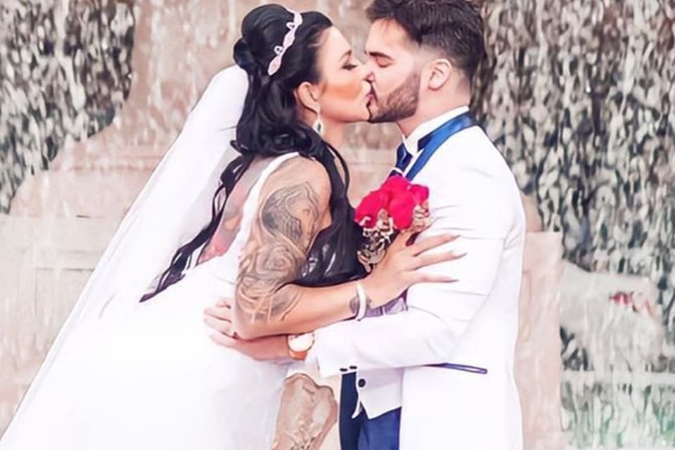 Jenny Miranda e Fábio Gontijo posam após o casamento - Metrópoles