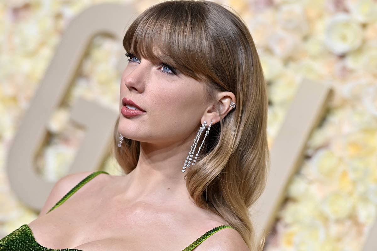 Taylor Swift no Globo de Ouro 2024, usando vestido verde e posando no tapete vermelho - Metrópoles