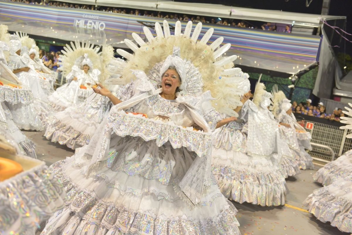 Desfile de escola de samba - Metrópoles