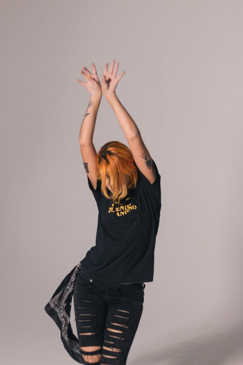 Jovem mulher dançando - Metrópoles