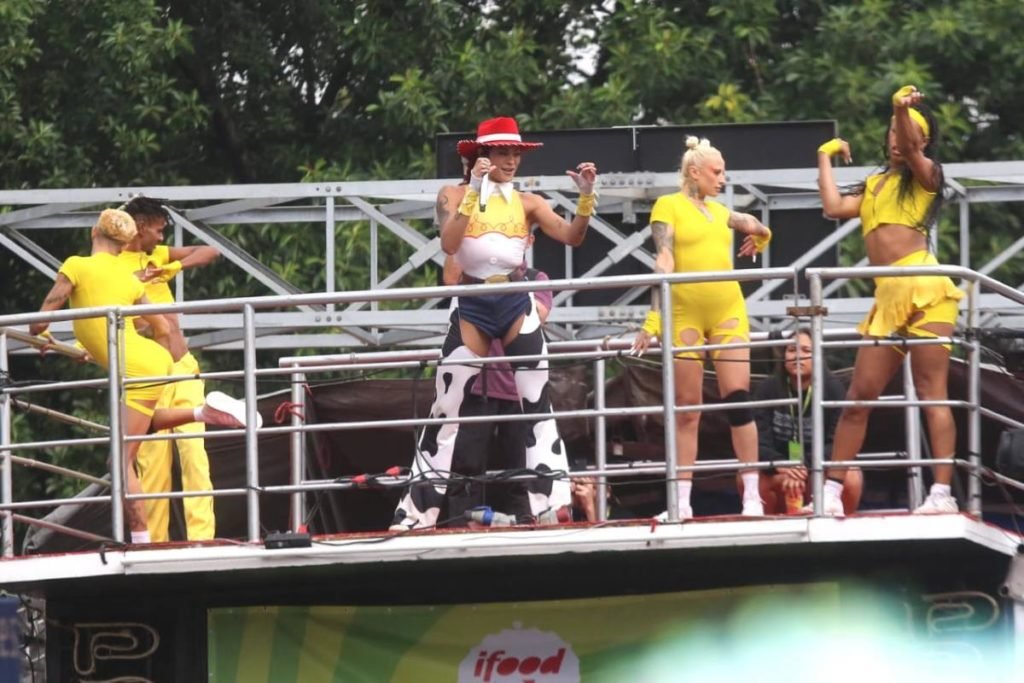 imagem colorida mostra cantora pabllo vittar em cima de trio elétrico. ela veste uma roupa inspirada na personagem Jessie de Toy Story - metrópoles