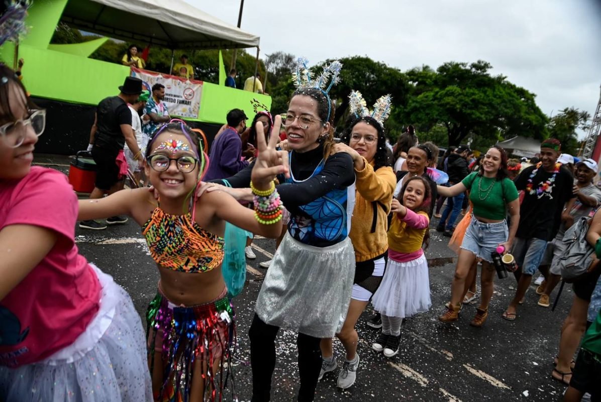 Imagem colorida de crianças se divertindo no Bloco Baratinha - Metrópoles