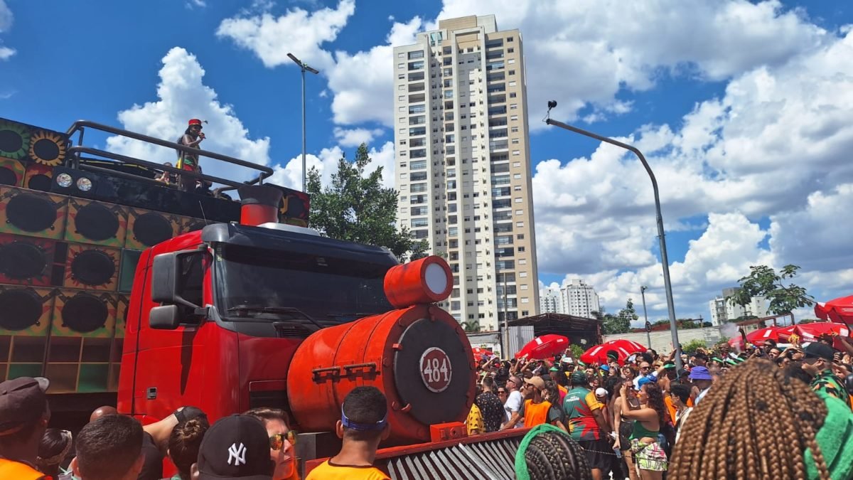 Imagem colorida mostra pessoas no bloco de Carnaval da cantora Iza, em São Paulo - Metrópoles