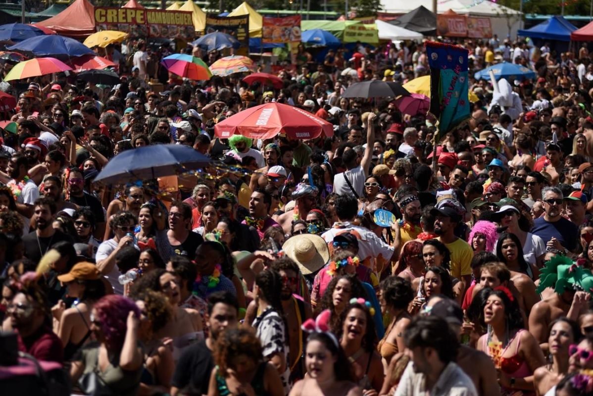 Imagem colorida de foliões curtindo o Carnaval em Brasília - Metrópoles