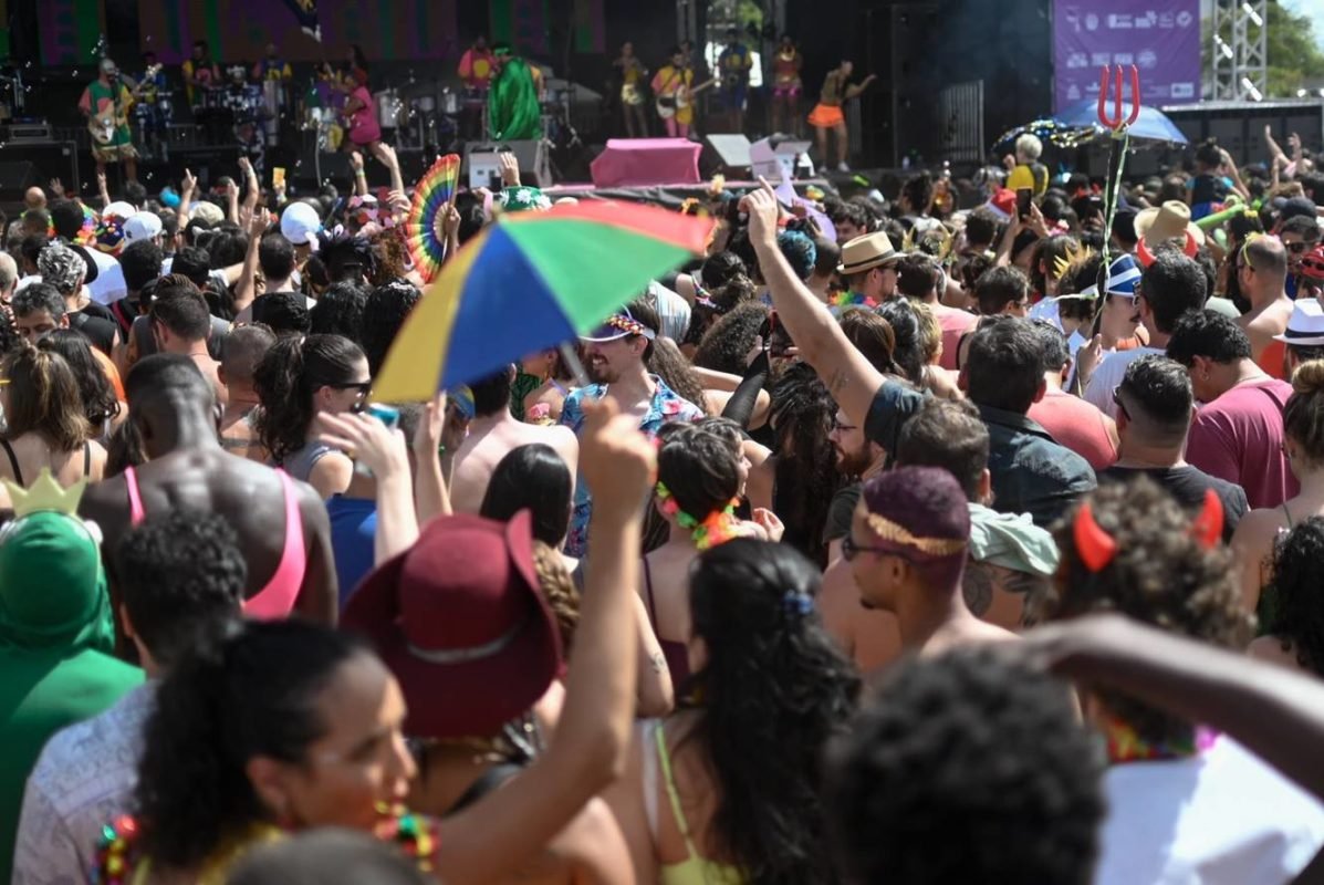 Imagem colorida de foliões curtindo o Carnaval em Brasília - Metrópoles