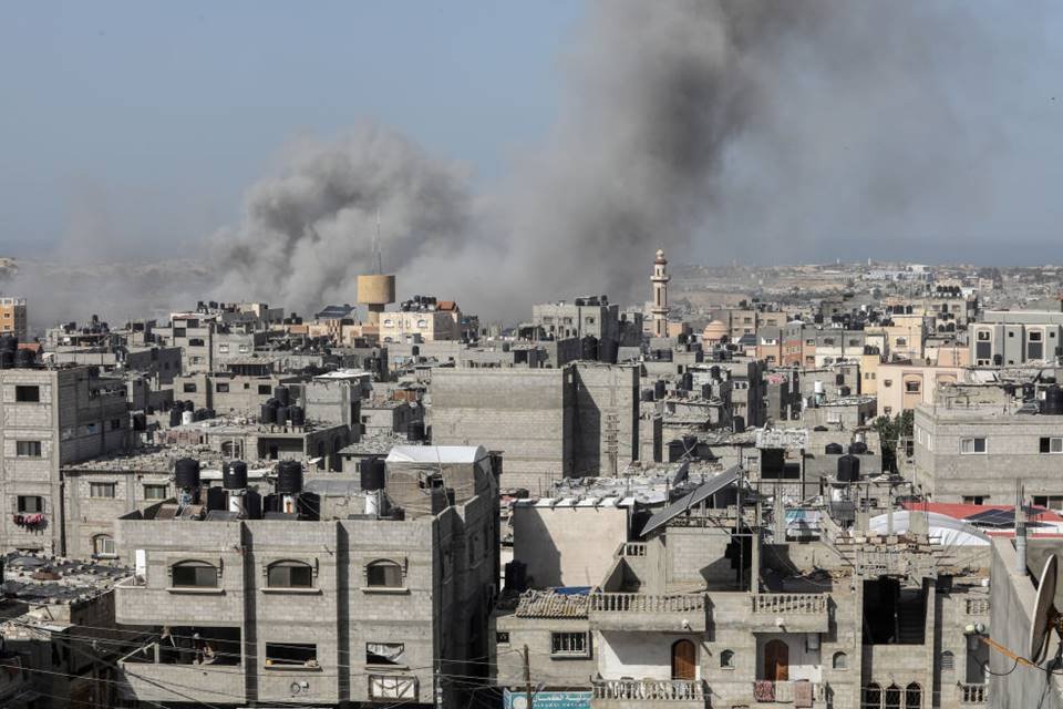 Imagem colorida mostra a fumaça sobe depois que ataques israelenses aéreos, marítimos e terrestres atingiram áreas residenciais em Rafah, Gaza, em 23 de novembro de 2023 - Metrópoles