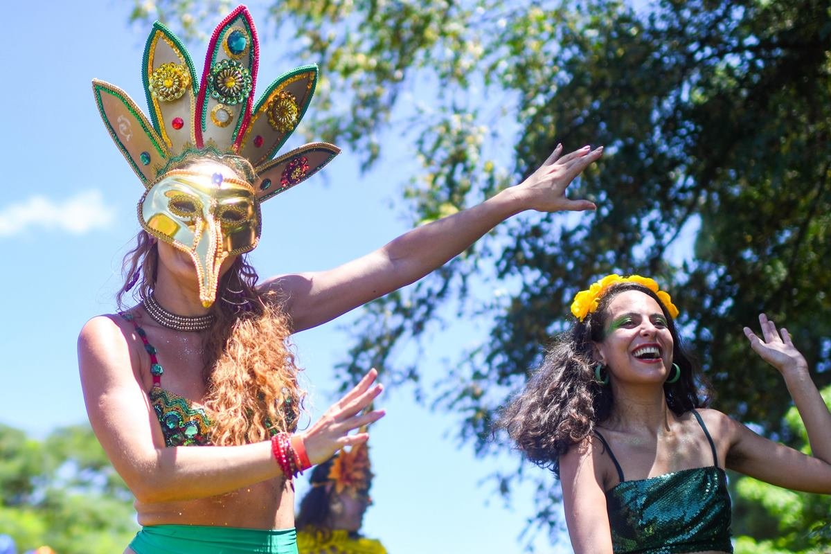 Calango, que é símbolo do bloco de Carnaval, desfila no Calango Careta - Metrópoles