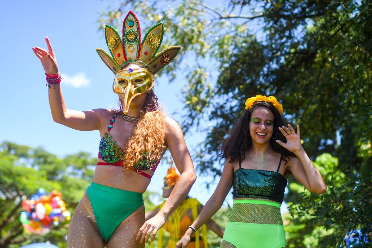 Calango, que é símbolo do bloco de Carnaval, desfila no Calango Careta - Metrópoles