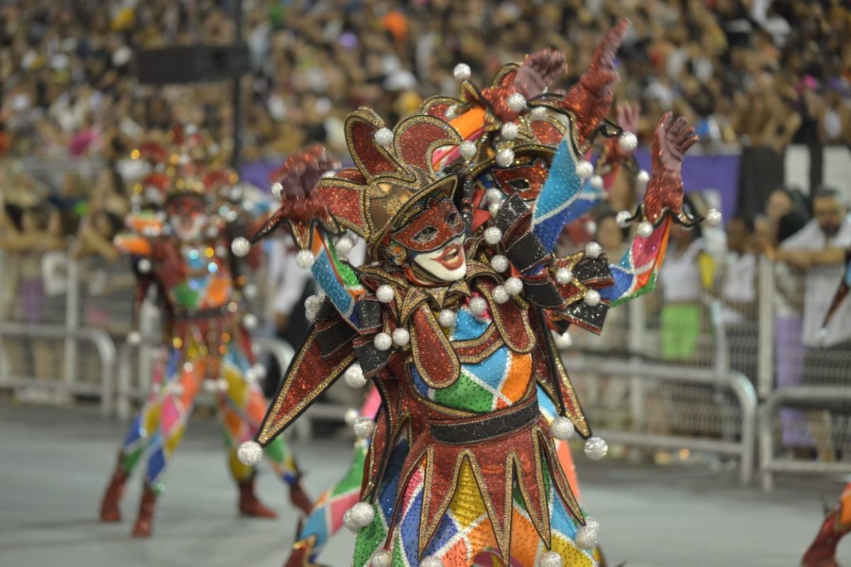 Imagem mostra desfile de escola de samba - Metrópoles