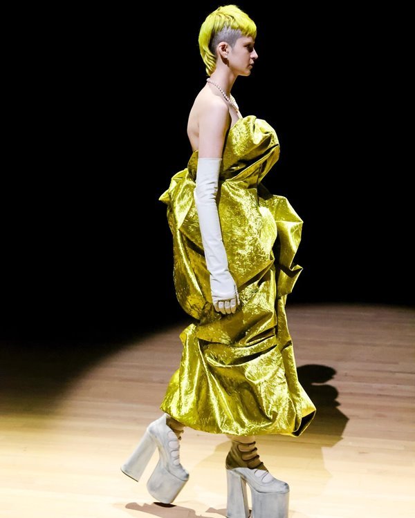 Na imagem com cor, modelo desfila para a Marc Jacobs - Metrópoles