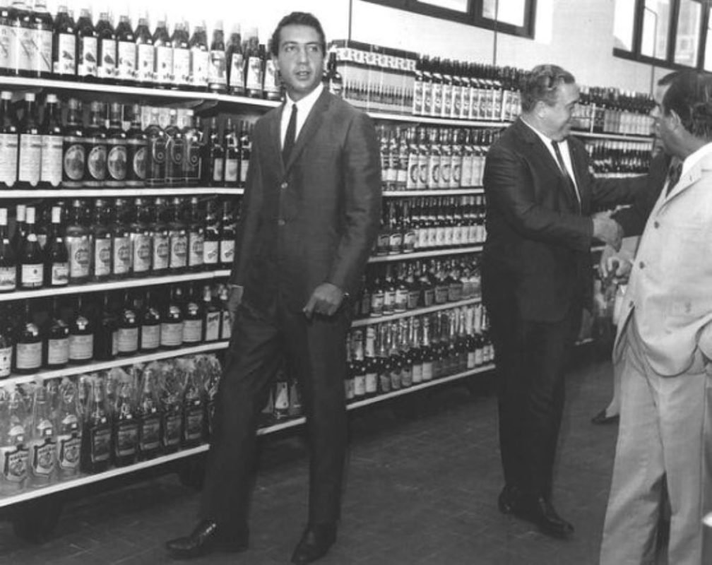 Fotografia em preto e branco mostra Abilio Diniz jovem em supermercado - Metrópoles