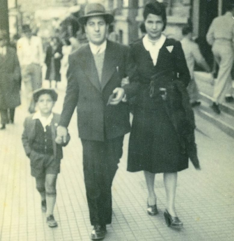 Fotografia em preto e branco mostra Abilio Diniz criança de mãos dadas com o pai Valentim Diniz e a mãe Floripes Pires - Metrópoles