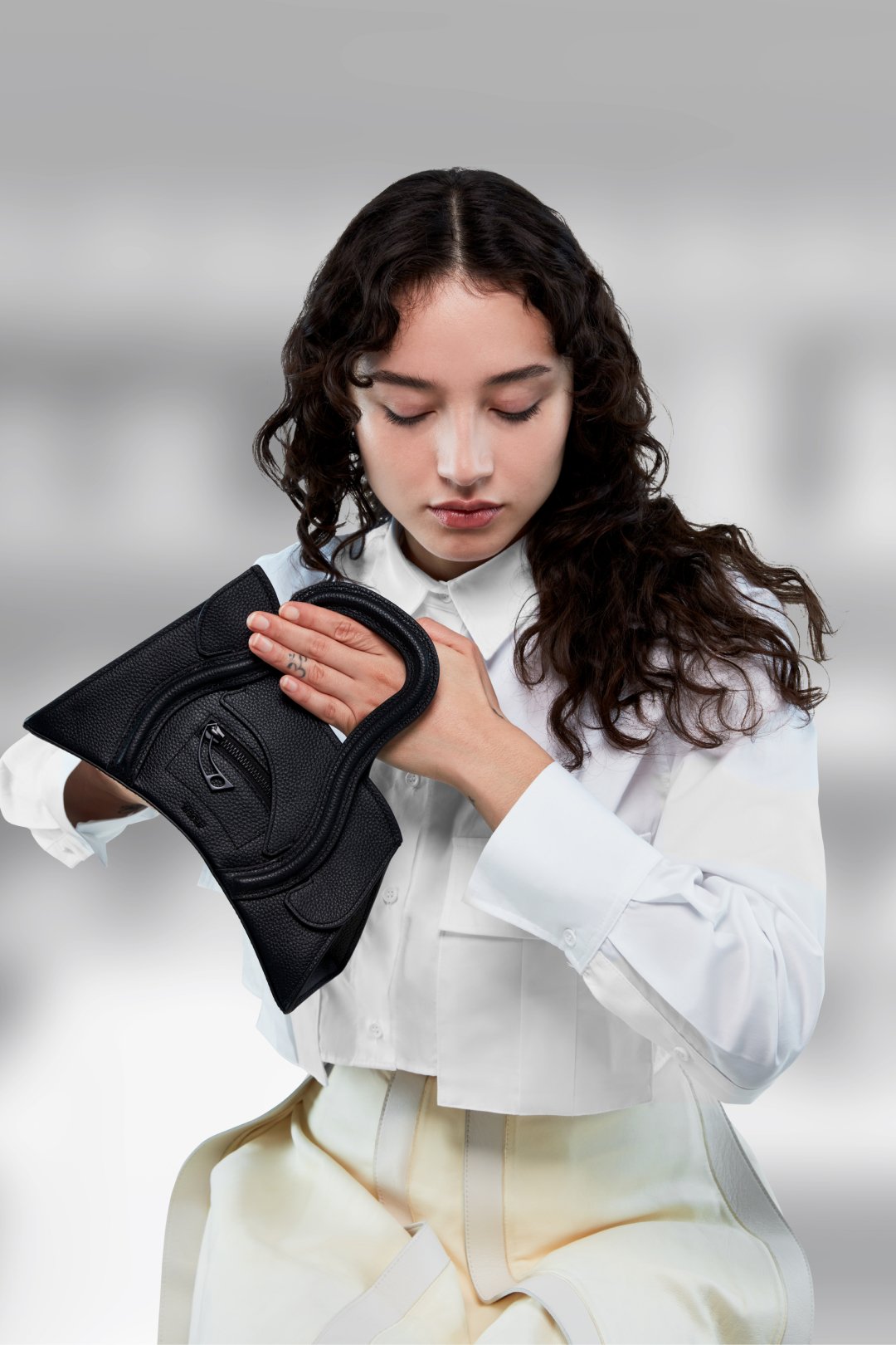 Na imagem com cor, a nova bolsa da MSCHF, a Global Supply Chain Telephone Handbag - Metrópoles