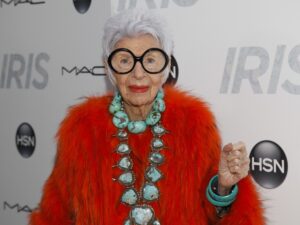 Iris Apfel, ícone da moda 'acidental' que inspirou versão da Barbie, morre aos 102 anos