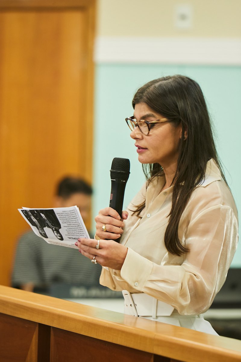 A Juíza Claudia Andrade homenageia servidoras do Fórum de Águas Lindas