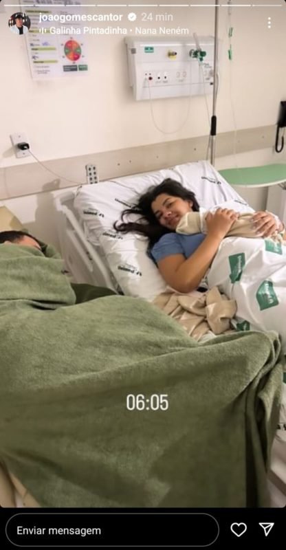 João Gomes dorme ao lado de Ary Mirelle e do filho, Jorge, na maternidade - Metrópoles