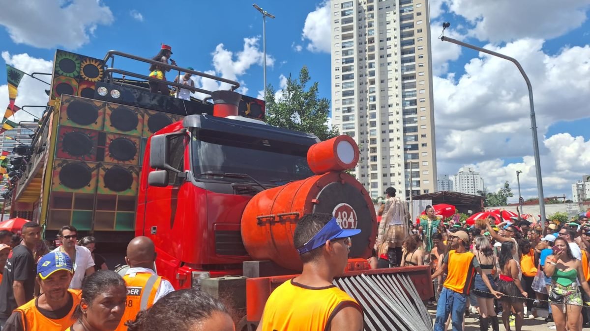 Imagem colorida mostra pessoas no bloco de Carnaval da cantora Iza, em São Paulo - Metrópoles