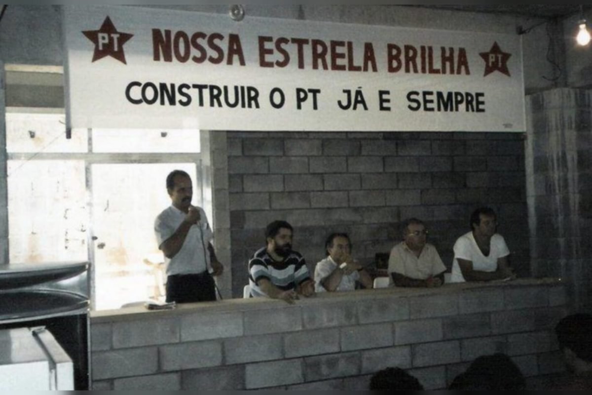 Foto de arquivo mostra Lula e dirigentes do PT na construção do diretório municipal de São Bernardo do Campo