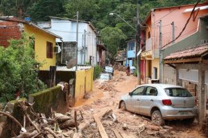 Imagem colorida de tragédia climática em São Sebastião em fevereiro de 2023