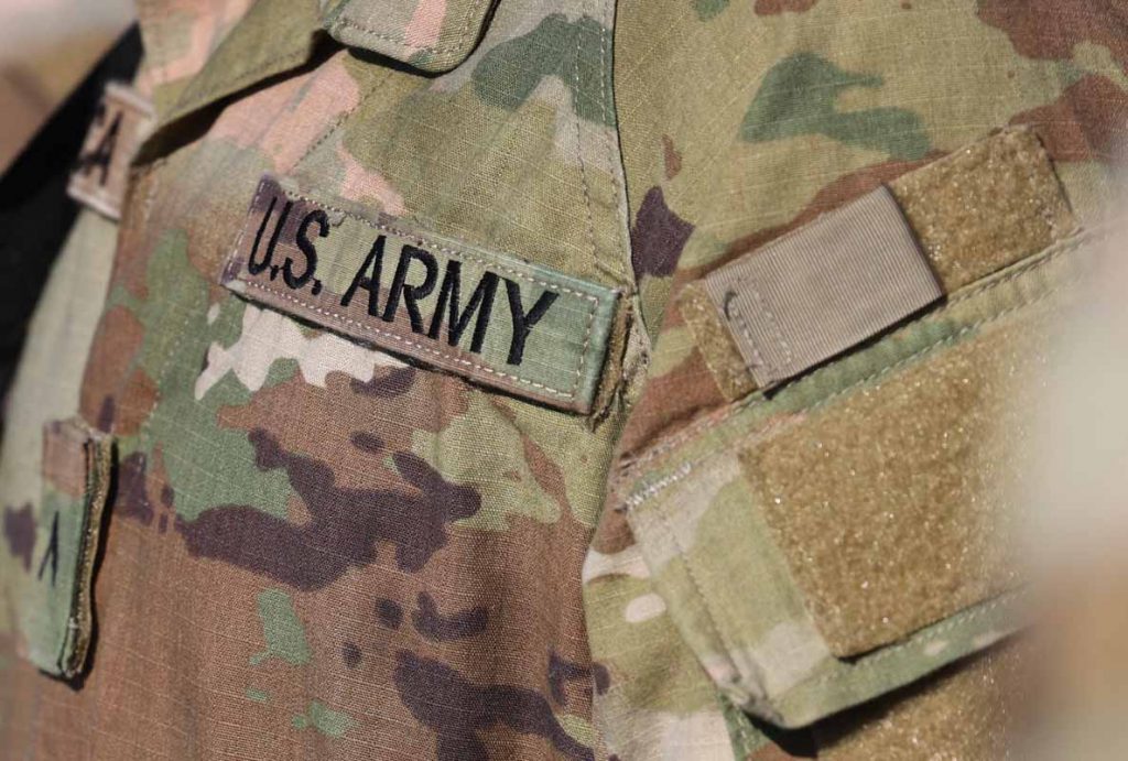 Detalhe do uniforme de soldados dos EUA alinhados no Aeroporto Albrecht Metrópoles