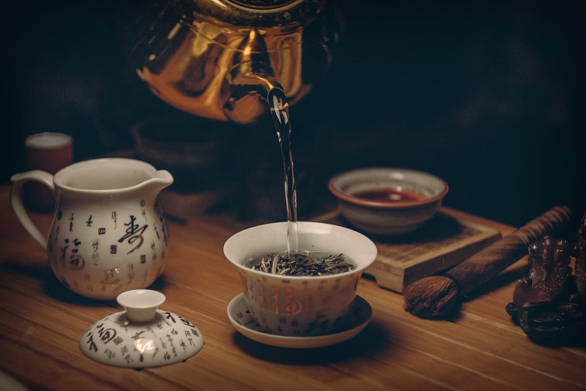Mesa de chá com bule, xícara e ervas - Metrópoles