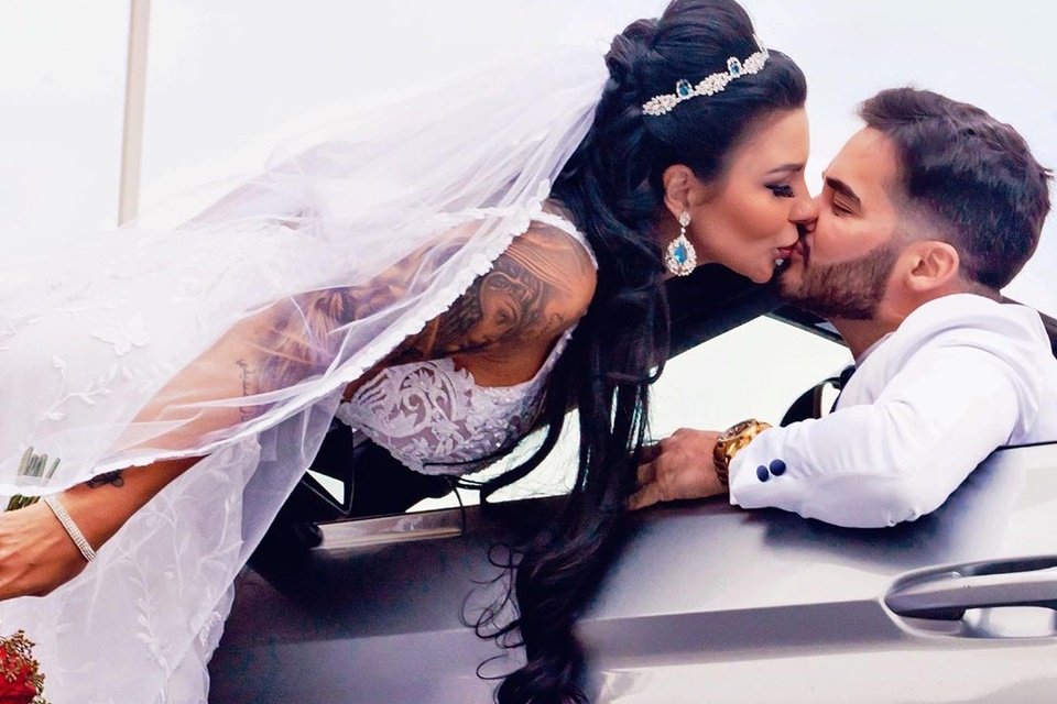 Jenny Miranda e Fábio Gontijo se beijam depois do casamento - Metrópoles