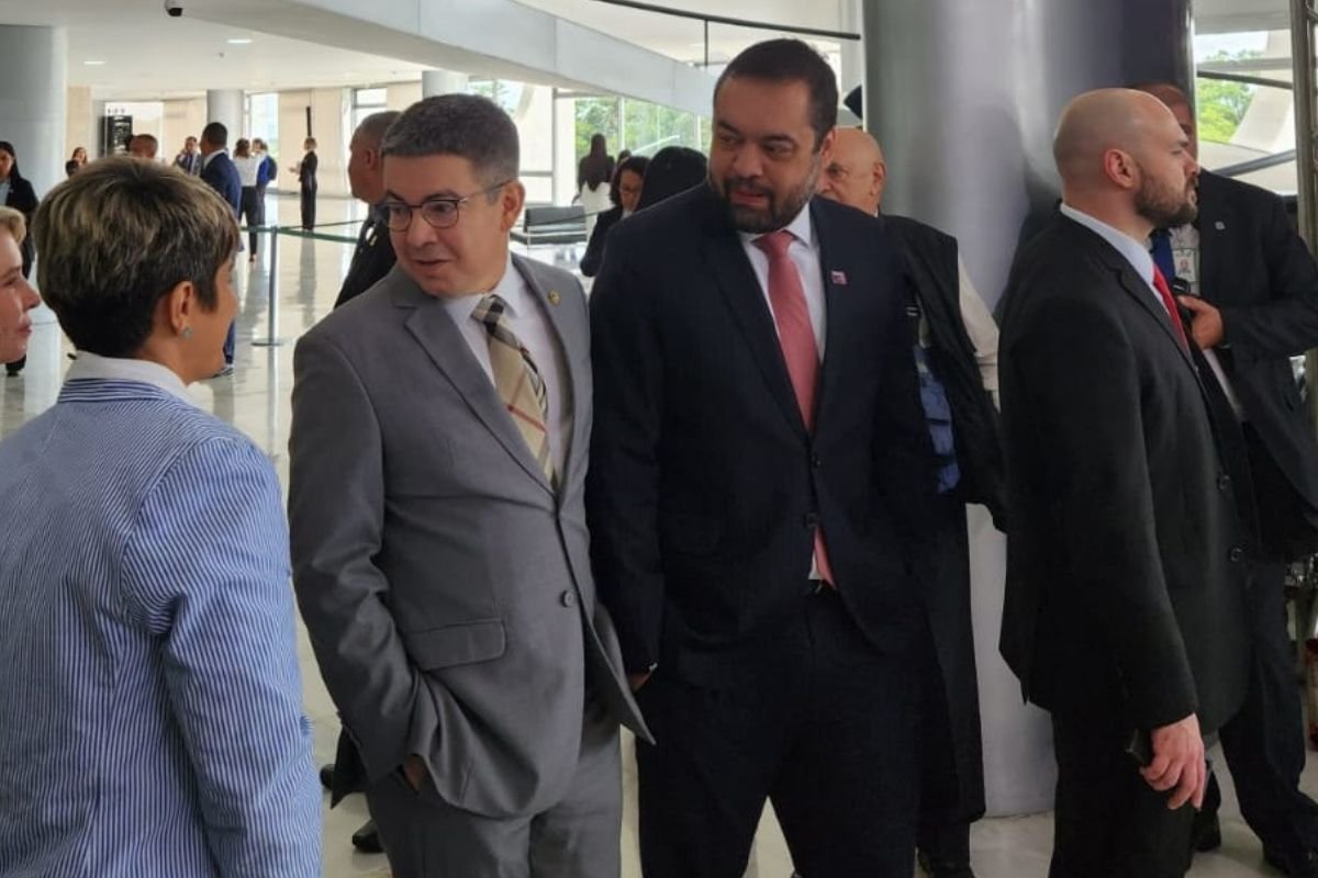 O senador Randolfe Rodrigues, líder do governo Lula no Congresso, e o governador do Rio de Janeiro, Cláudio Castro, na posse do novo ministro da Justiça, Ricardo Lewandowski