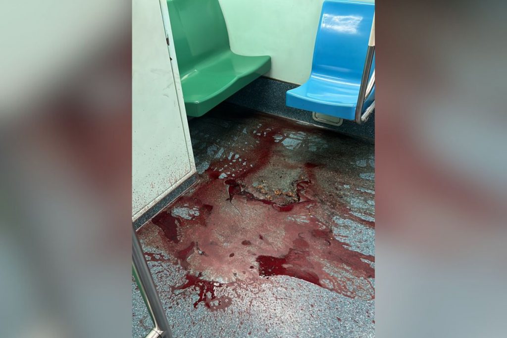 Imagem colorida mostra vagão do metrô de São Paulo sujo com um líquido vermelho semelhante a sangue - Metrópoles