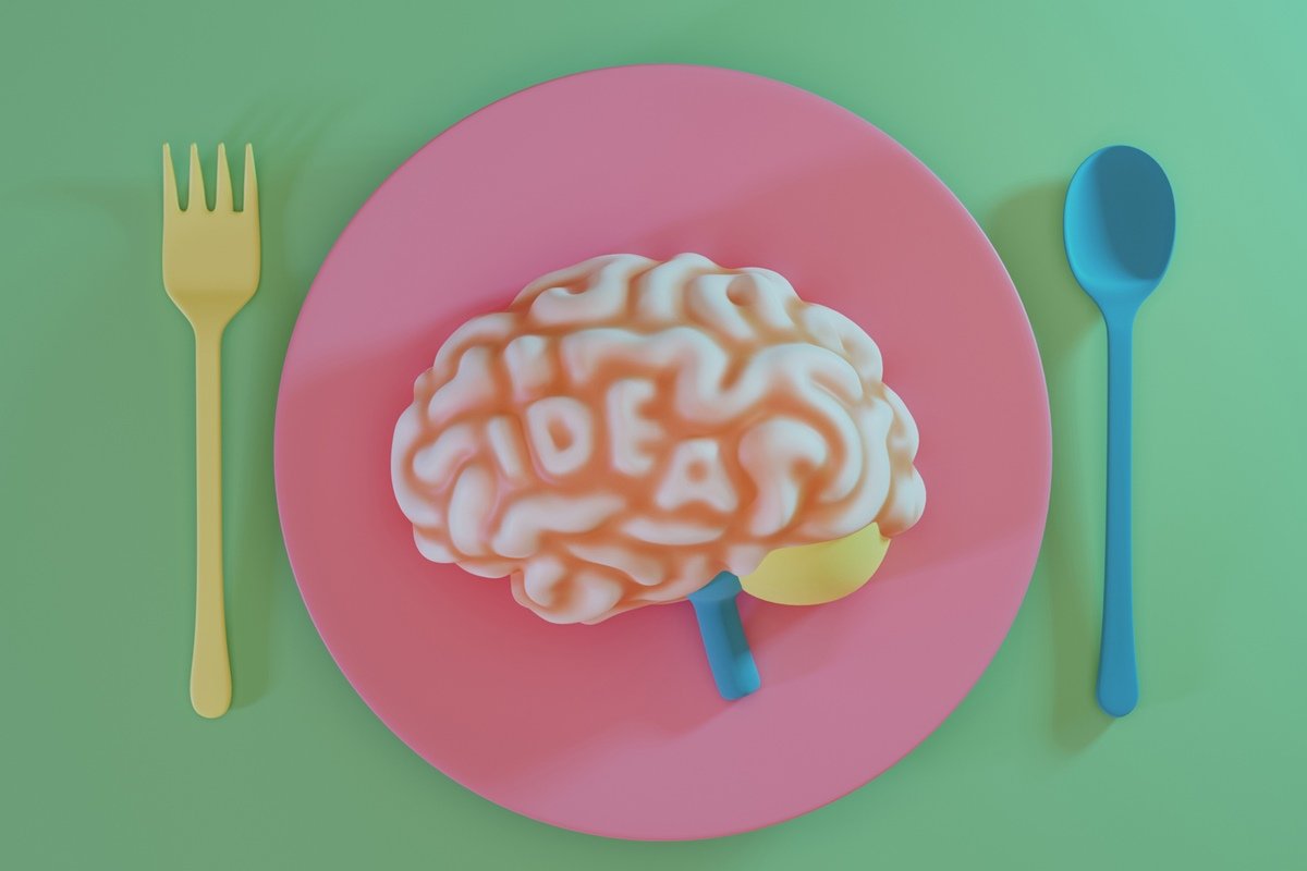 Foto de maquete de cérebro em um prato. Ao redor, há um garfo e uma faca - Metrópoles