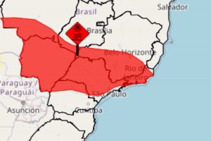 Imagem gráfica mostra mapa do estado de São Paulo com mancha na cor vermelha indicando abrangência de onda de calor; apenas faixa litorânea está fora da área,