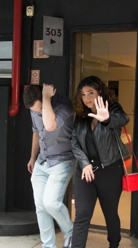 Camila Moura e homem desconhecido escondendo o rosto