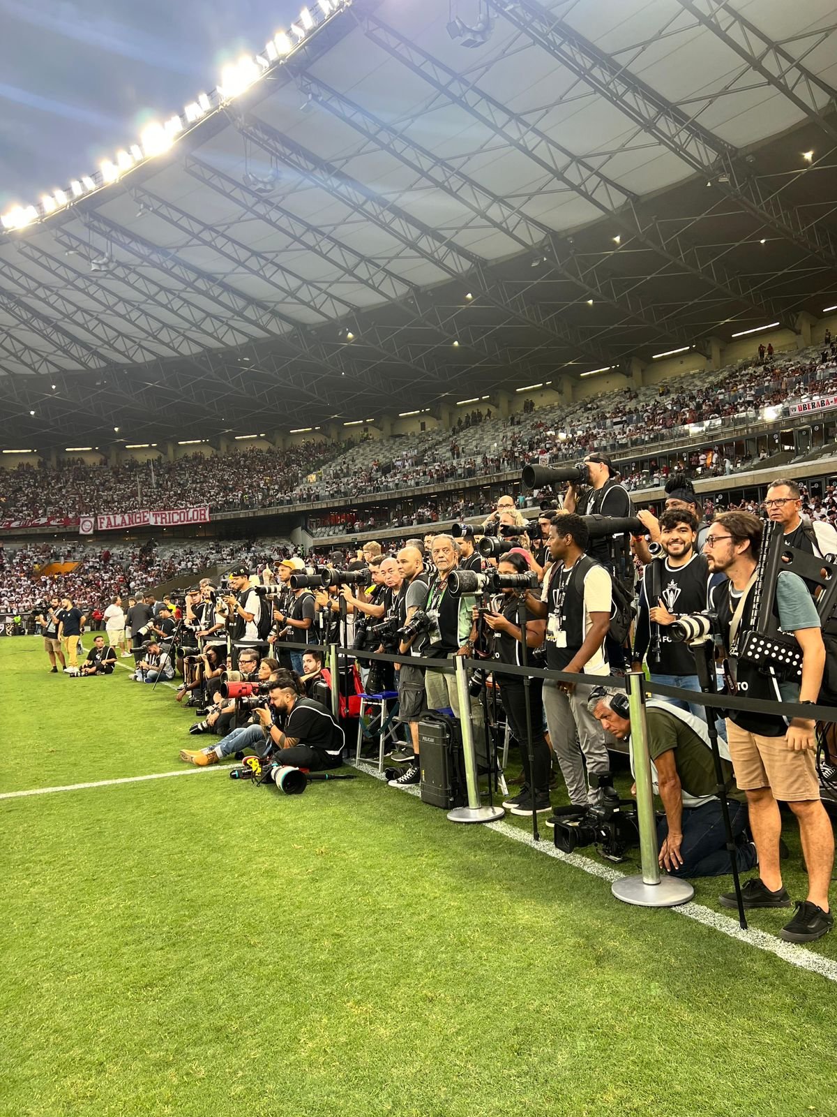 lateral do grmado do estádio com vários fotógrafos