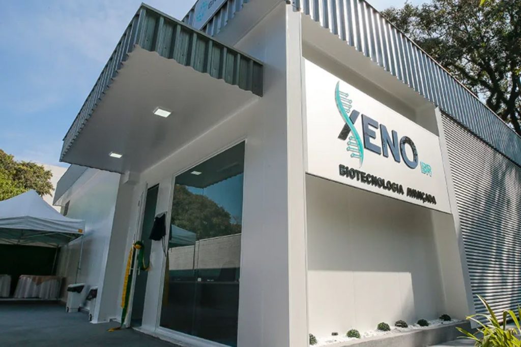 Fachada de prédio com letreiro escrito "Xeno Biotecnologia Avançada"